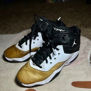 jordan’s white/black/metallic gold b’loyal